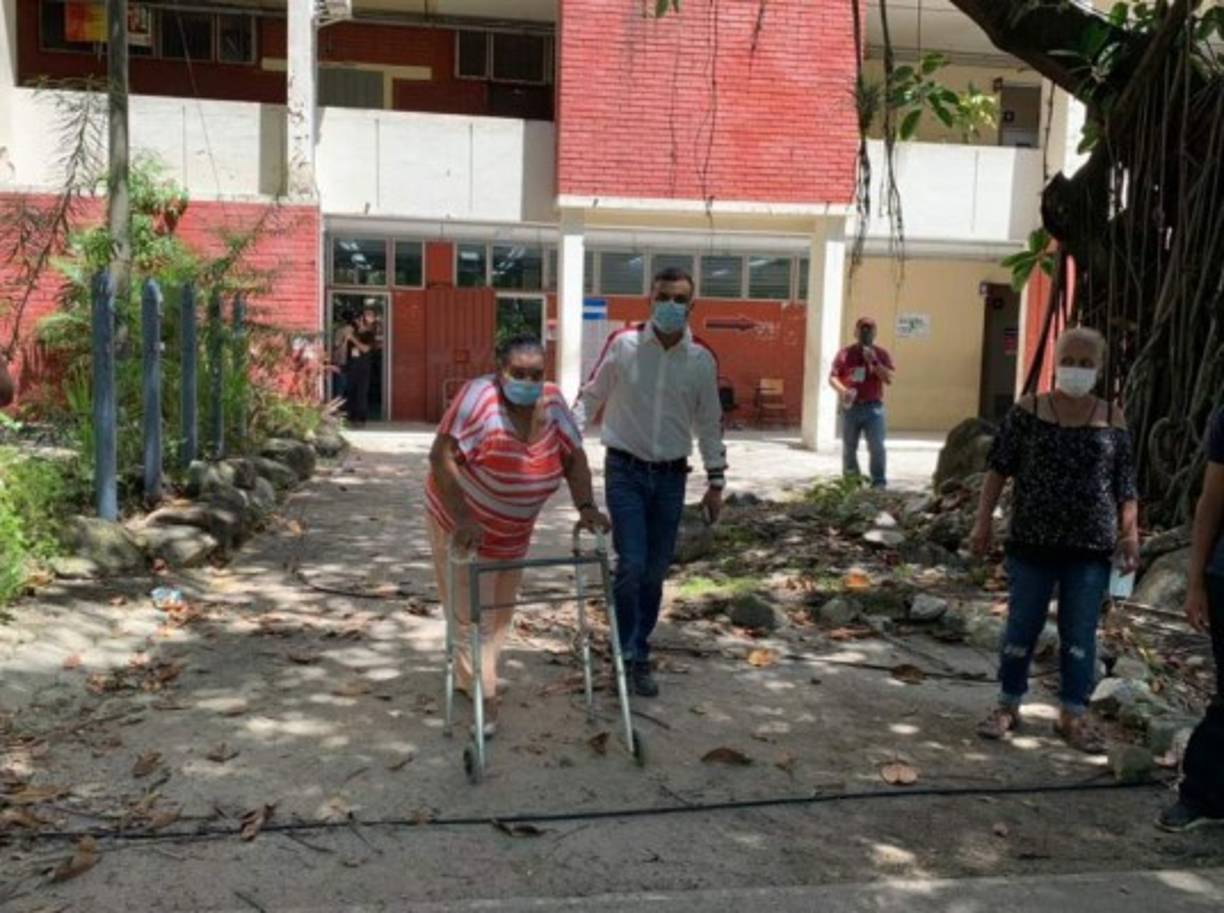 Estos sampedranos también dijeron presente en la fiesta democrática de Honduras y llegaron a la Unah-vs a depositar su voto por el partido de su preferencia. Lo malo fue que el campus lució bastante sucio.