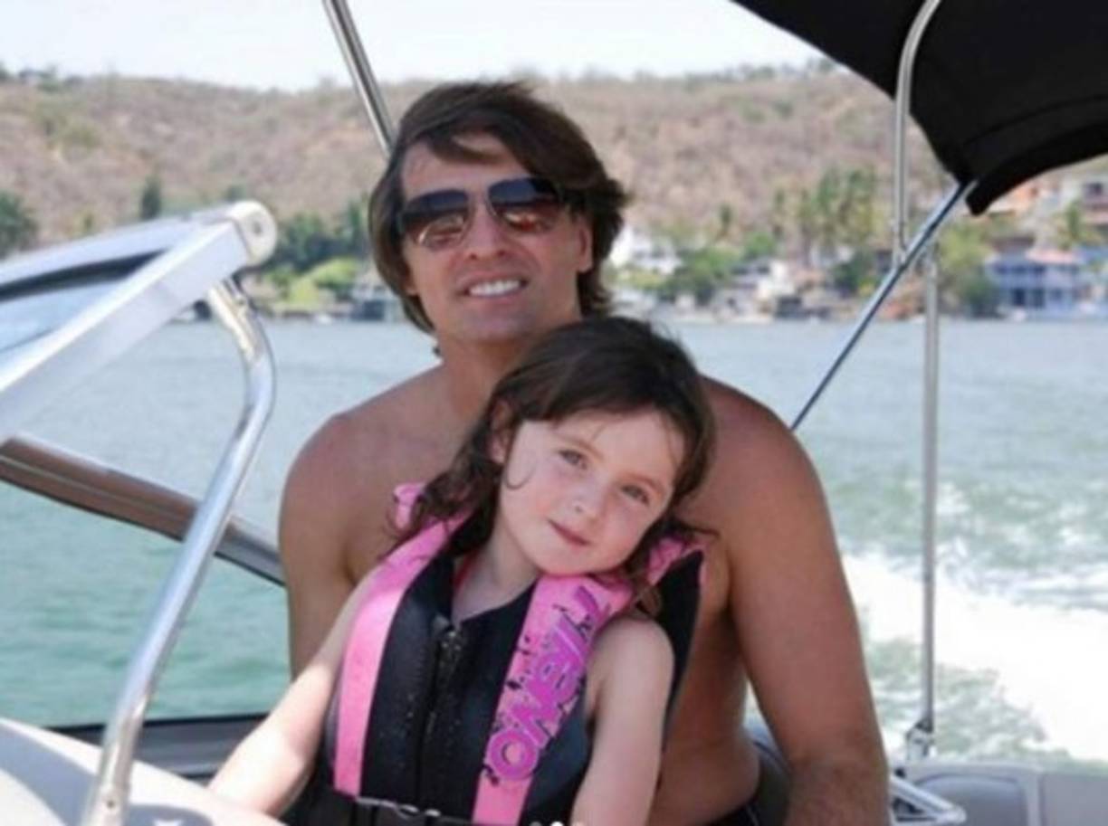 “Vulgarmente se diría que ella tiene su cuerpecito como un espejo, todo lo que tiene que ir del lado derecho está del lado izquierdo, y del izquierdo en el derecho”, explicó el actor de la telenovela 'La fea más bella'.