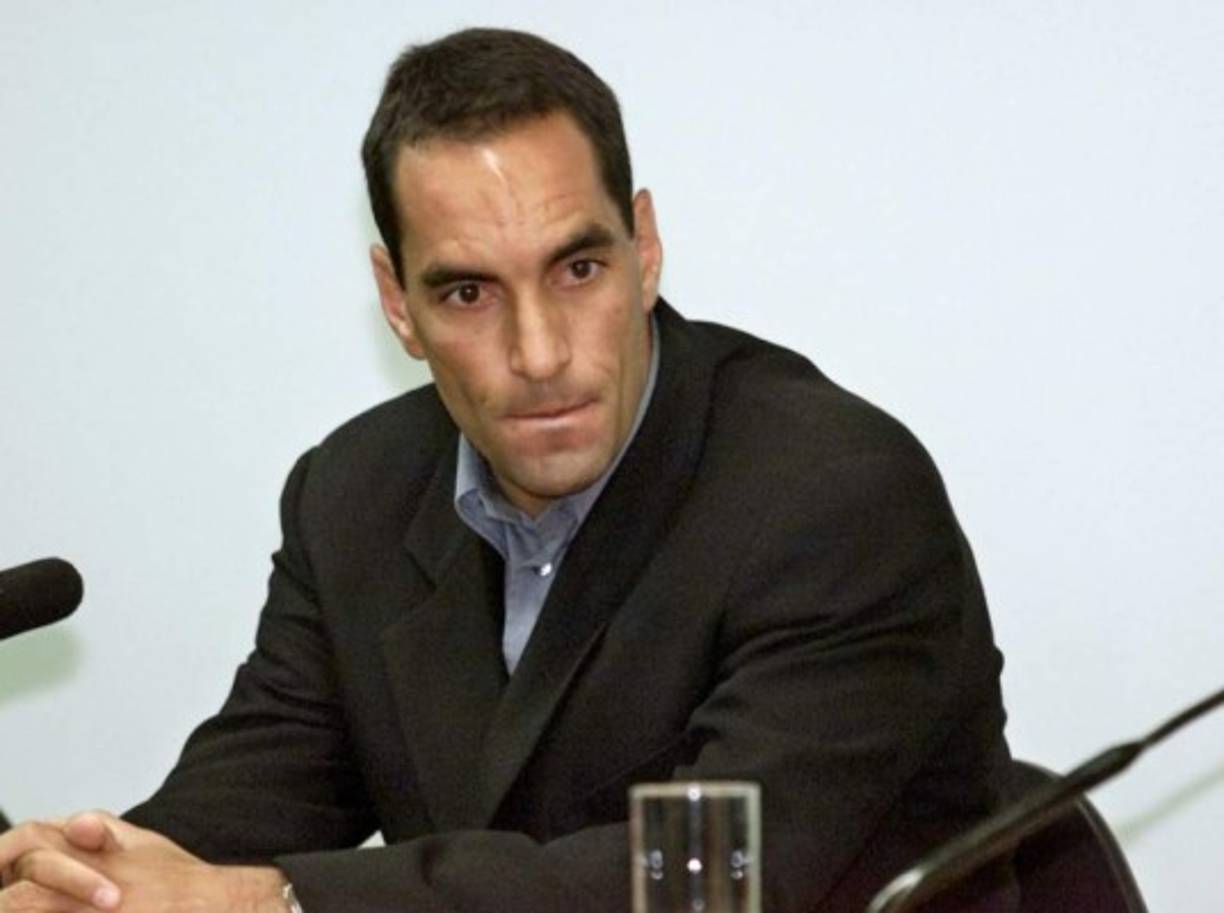 Edmundo, jugador que militó en la Fiorentina, Nápoles, Vasco de Gama e internacional con Brasil, fue condenado a cuatro años de cárcel por homicidio involuntario. Un 'Hábeas Corpus' le permitió salir de prisión donde sólo pasó un día.