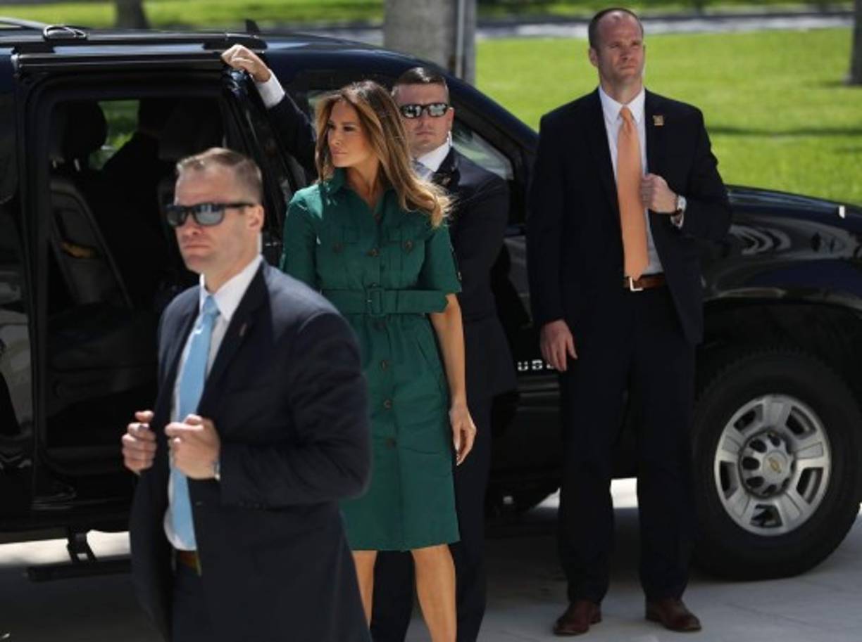 La primera dama de EEUU, Melania Trump, hizo hoy de anfitriona de Akie Abe, la esposa del primer ministro de Japón, Shinzo Abe, durante una visita guiada al museo Henry Morrison Flagler, en Palm Beach (sureste de Florida), ignorando el escándalo generado por la aparición de la actriz de cine para adultos, Stormy Daniels, que alega un romance con el presidente Trump, en una corte de Nueva York.