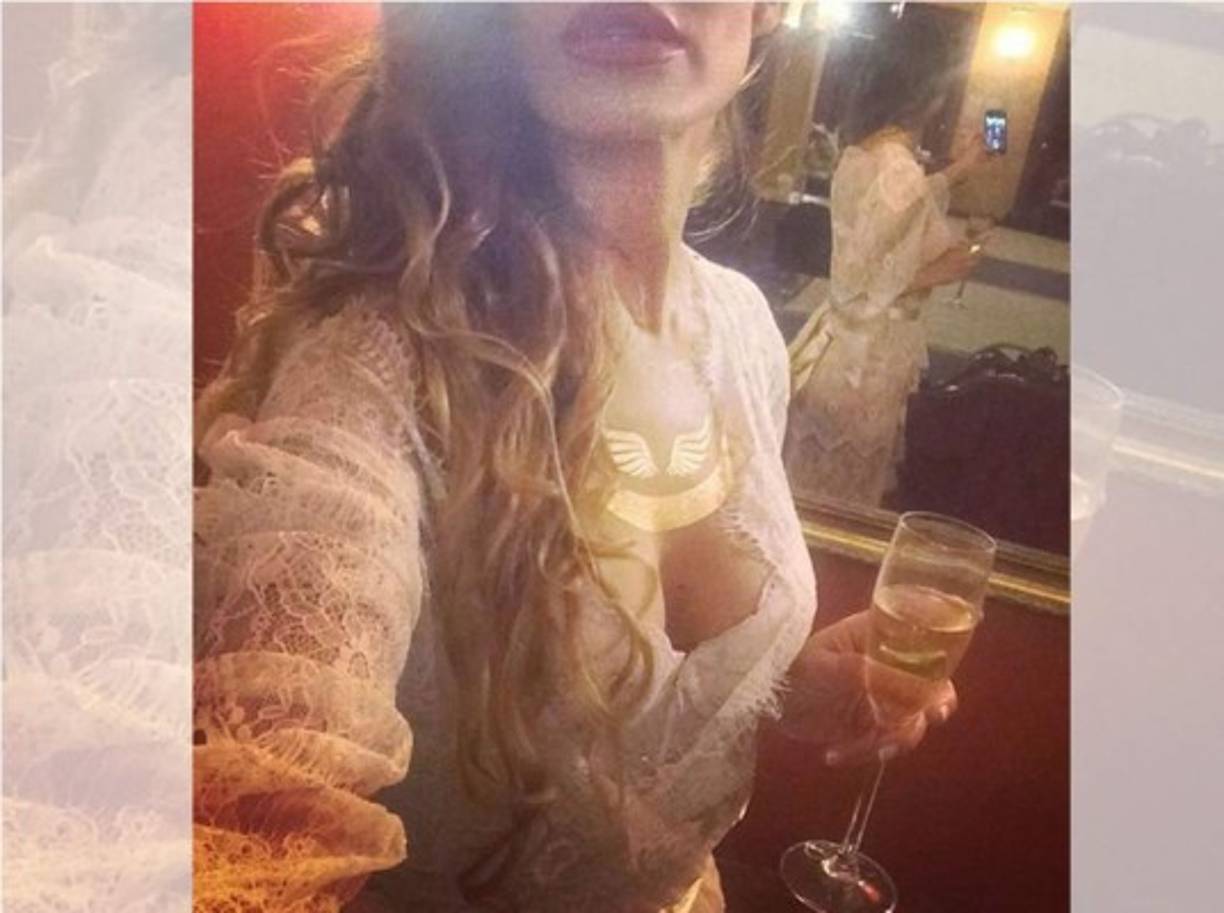 Ella disfruta tomarse fotos y compartirlas en sus redes sociales.