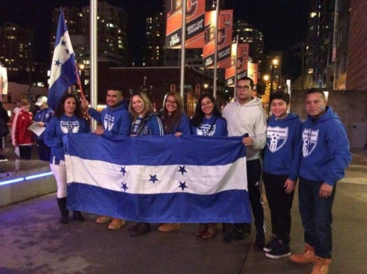 La afición hondureña fue llegando paulatinamente al BC Place de Vancouver para apoyar a la Bicolor ante Canadá.