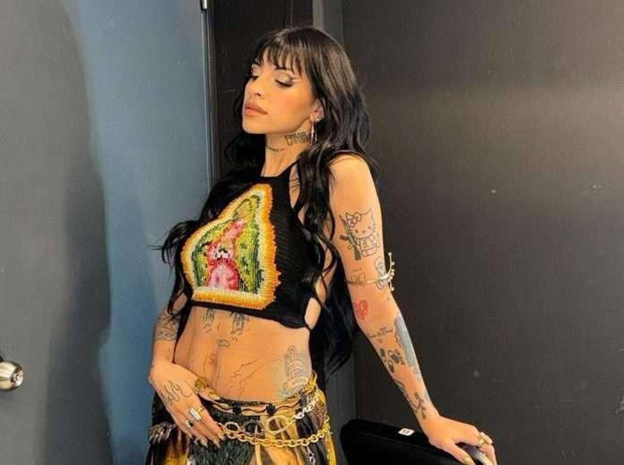 En su regreso a los escenarios, Cazzu interpretó algunos de sus éxitos, siendo “Mucha Data” el tema más coreado por los fanáticos, ya que, según sus fans, estaría dirigido a Ángela Aguilar por su matrimonio con Christian Nodal, padre de su hija Inti.