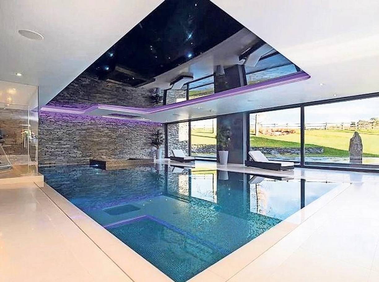 Tiene una espectacular piscina en el interior. Aquí se relajaba CR7 junto a su familia.