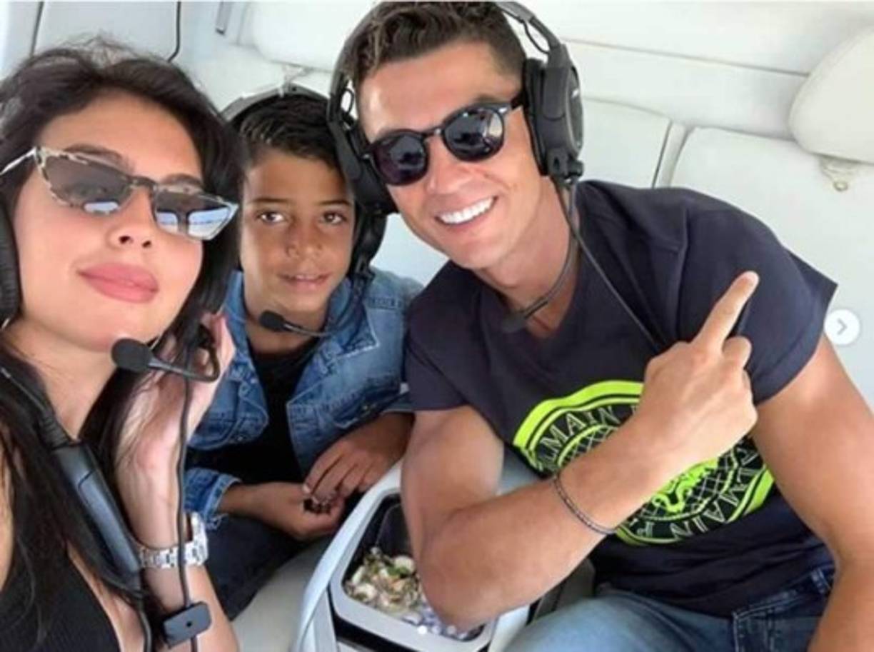 Cristiano Ronaldo ha viajado a Grecia junto a su pareja Georgina Rodríguez y su hijo CR Jr., para pasar las vacaciones de verano.