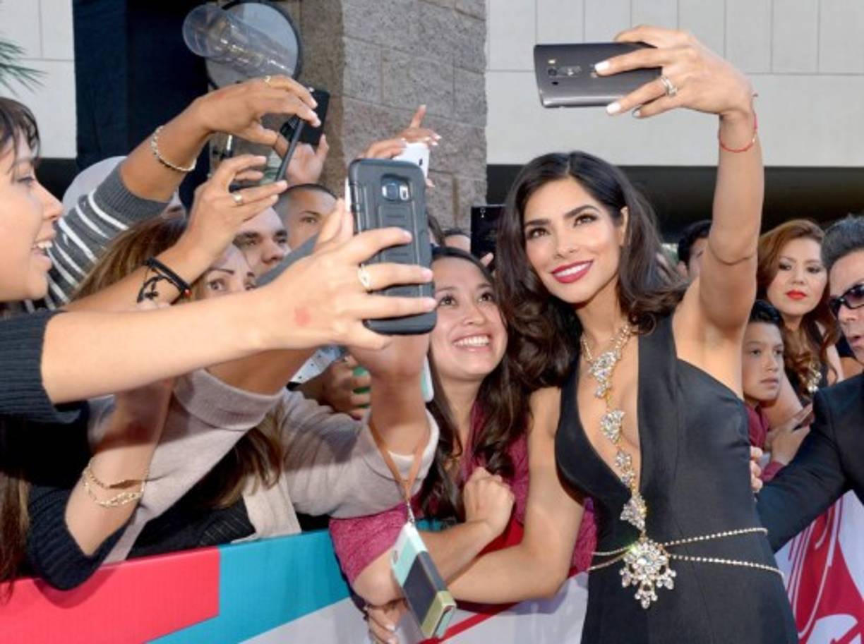 Alejandra Espinoza se saluda con su público.