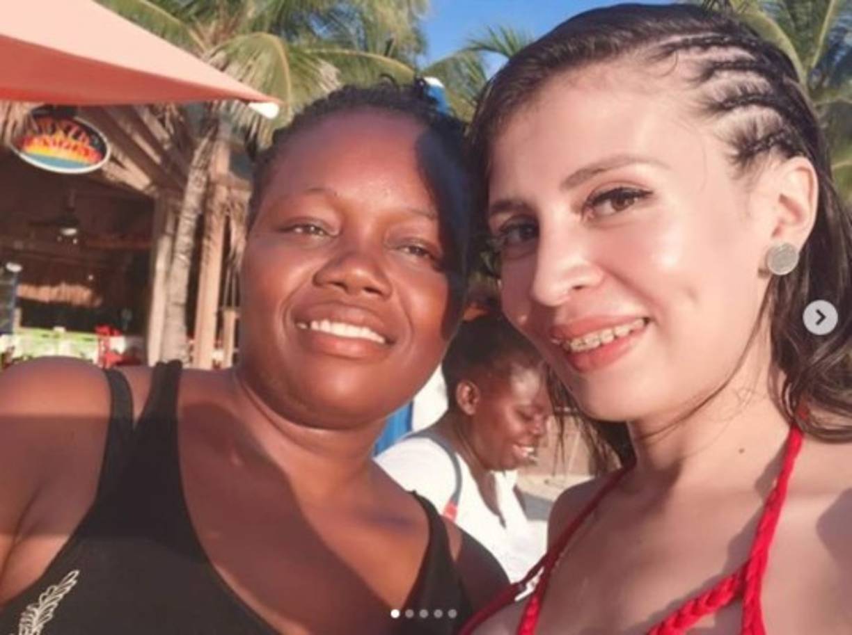 En traje de baño y con trenzas elaboradas en la playa, así disfruta Iroshka con su pequeña hija durante el feriado.