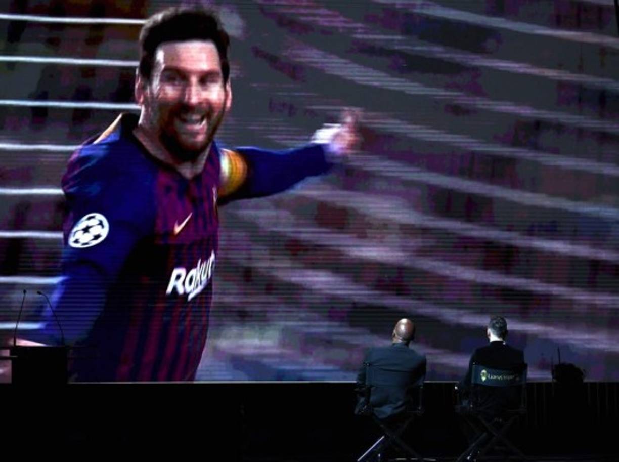 Messi junto a Drogba viendo la pantalla gigante con sus goles y jugadas.