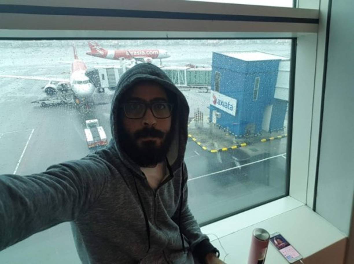 Hassan Al-Kontar lleva alrededor de cinco meses en el Aeropuerto Internacional de Kuala Lumpur, ya que se niega a realizar el servicio militar obligatorio de Siria porque está en contra de la guerra.
