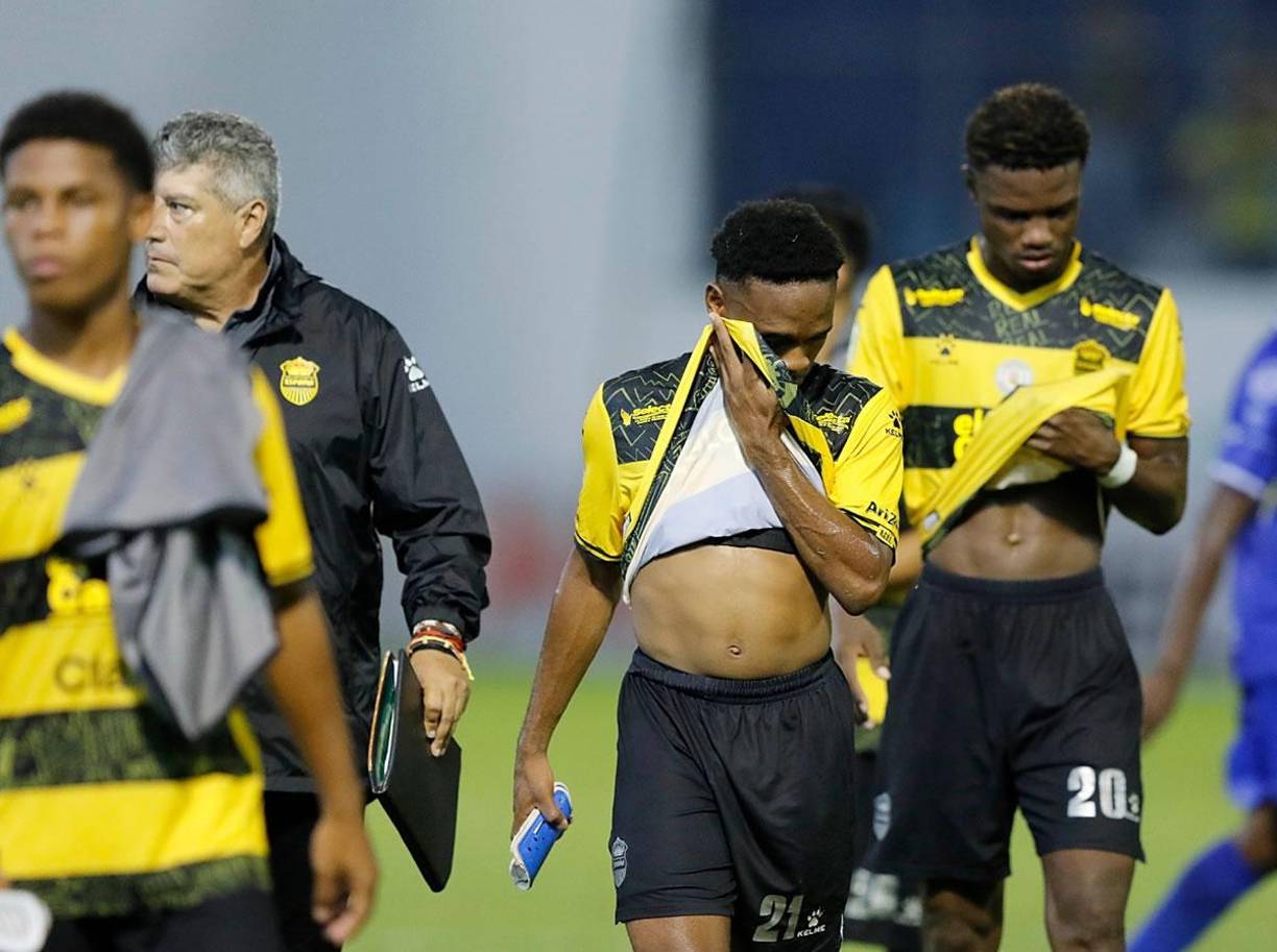 La tristeza de los jugadores del Real España tras el amargo empate que cedieron contra el Victoria.