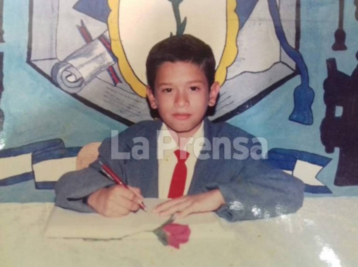 Es el candidato más joven. Es de la filosofía de que en Honduras nadie debe portar armas, solo las autoridades competentes. Es un apasionado de las artes plásticas desde niño que ya hacía su trazos.