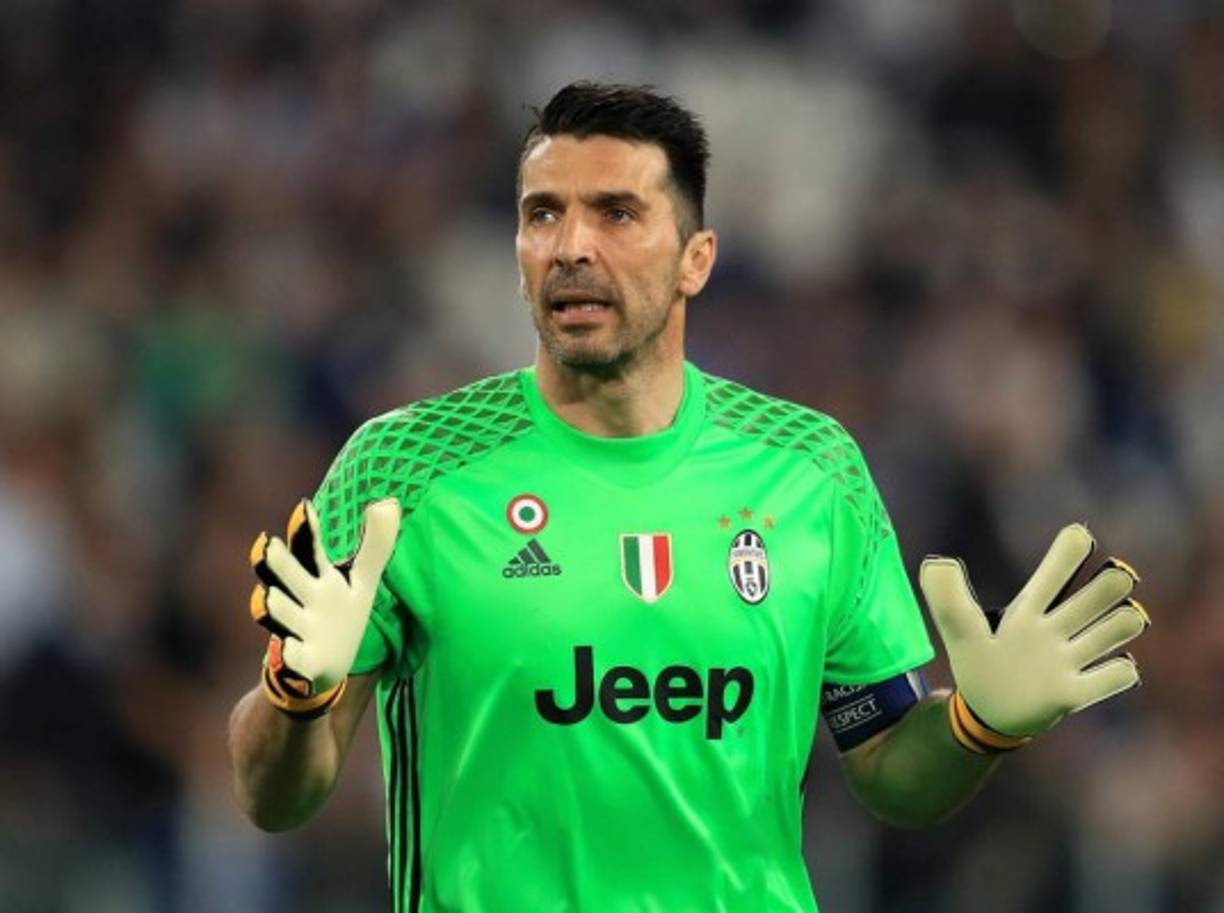 Gianluigi Buffon no parece haberlo dicho todo en la Juventus de Turín, pese a que esta es su ultima temporada de contrato, el meta italiano está dispuesto a continuar. 'Me gustaría jugar la próxima temporada, pero la mejor solución, la encontraremos con el club, no quiero ser un problema ni para la Juve ni para mis compañeros de equipo' decía el veterano portero en unas declaraciones concedidas al diario italiano, 'La Reppublica'.