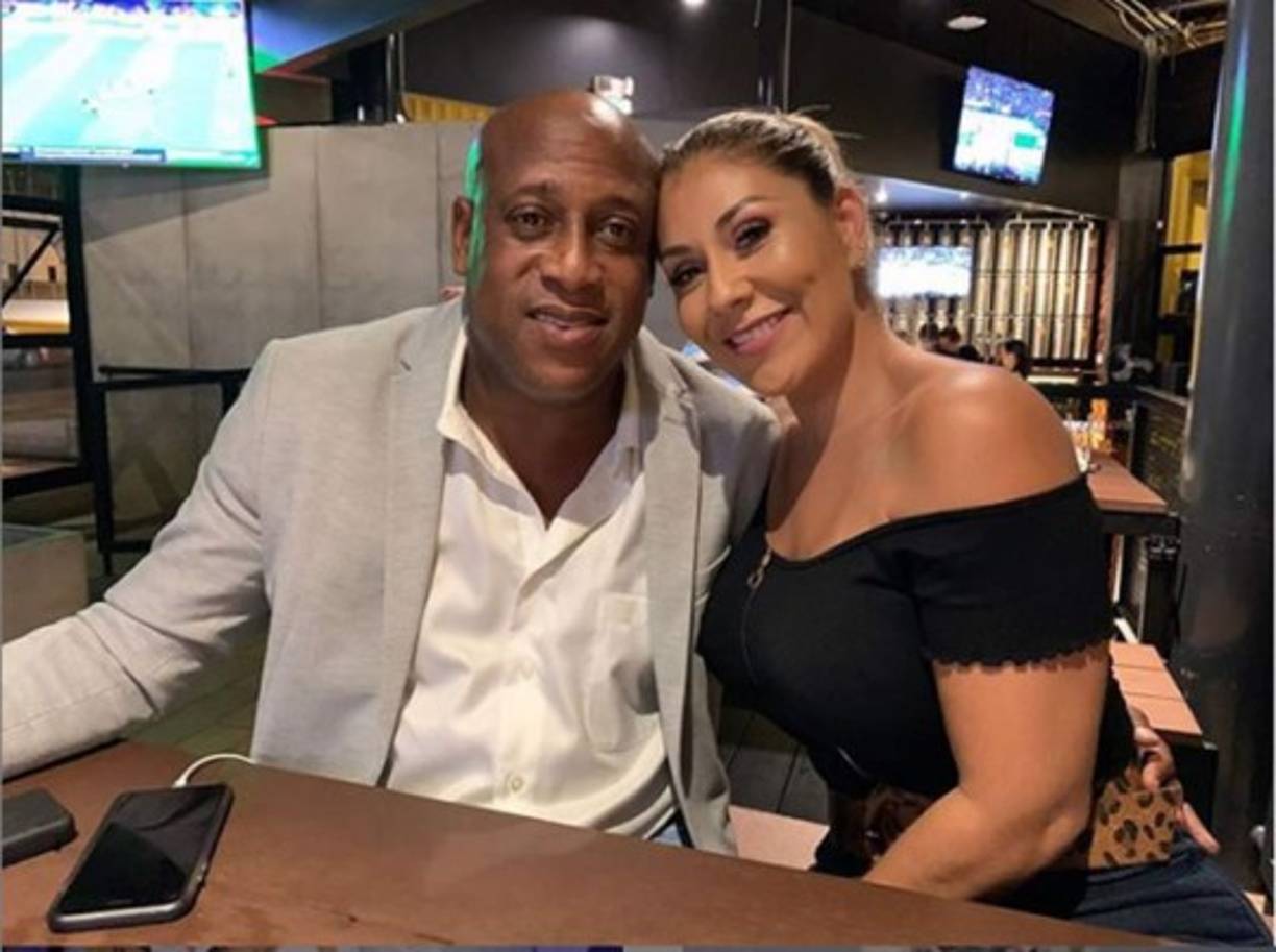 Se viene la boda. Antes de volver a Honduras para dirigir al Real España, Medford se comprometió con su novia Ingrid Solís y la fecha de la boda está por definirse.