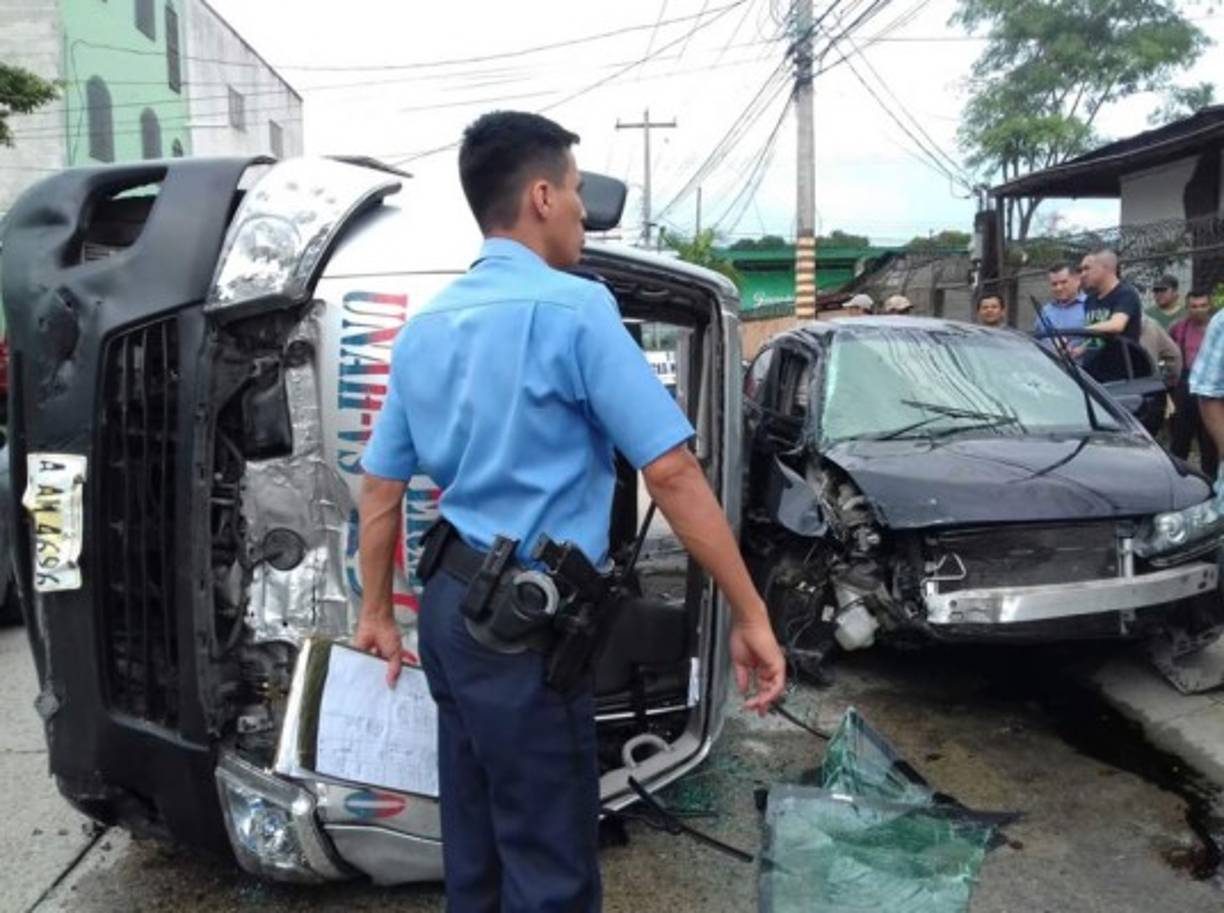 Autoridades policiales llegando al lugar del accidente.