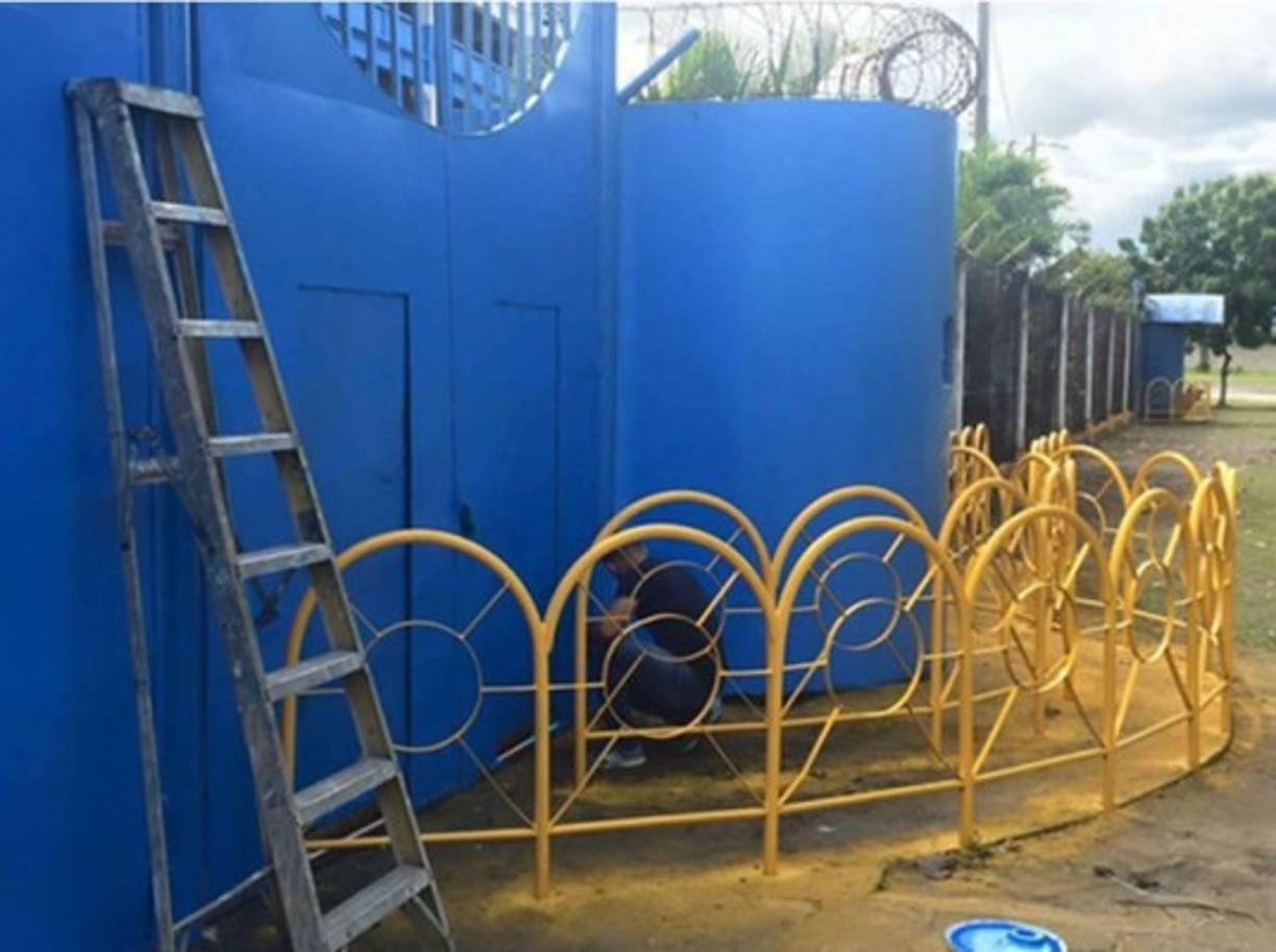 Los trabajadores están dejando pulido el estadio Olímpico Metropolitano.