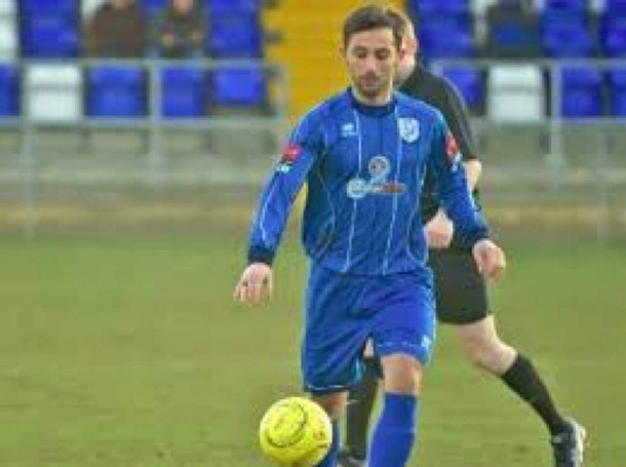 Así, Alessandro Zarrelli llegó a jugar en varios equipos de Gales e Inglaterra, creando un perfil con aires de gran futbolista italiano.