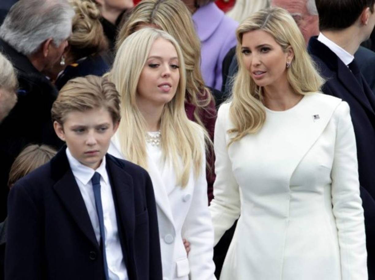 Tiffany Trump también lució un traje blanco, aquí ambas junto a su hermano Barron.