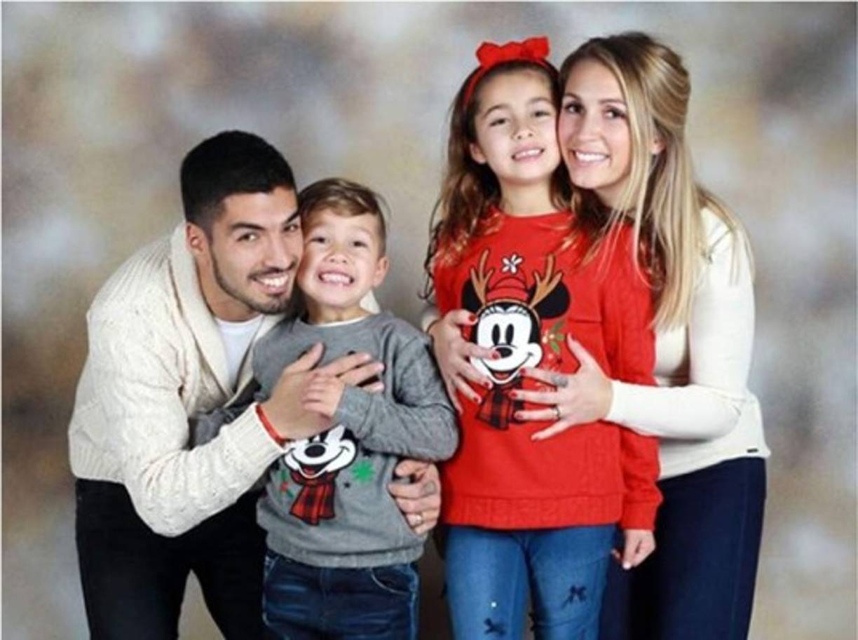 Luis Suárez junto a su esposa Sofia Balbi y sus hijos.