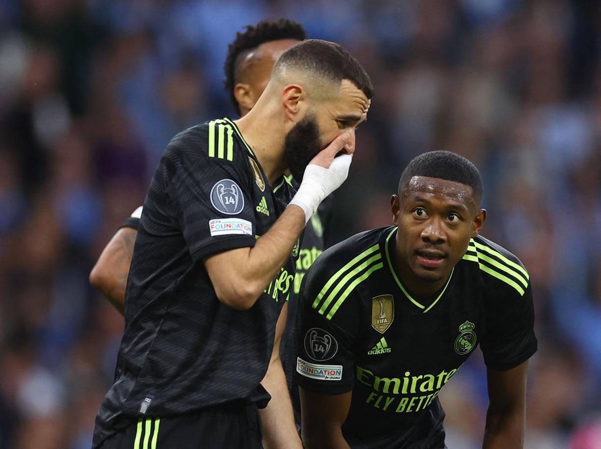 Karim Benzema hablando con David Alaba en la eliminación del Real Madrid.