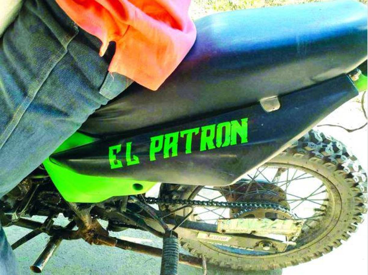 Cuando los agentes de la Agencia Técnica de Investigación Criminal (Atic) decomisaban ocho vehículos, dos motocicletas y una cuatrimoto, algunos con calcomanías con la palabra El Patrón, propiedades del alcalde Pedro Armando Aguilar Orellana, sospechoso de cuatro asesinatos, los pobladores intentaron bloquear el paso, desatándose una balacera que dejó a una persona herida.