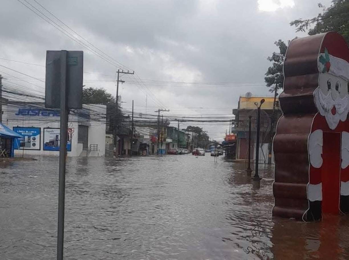 Desde las 5:00 am a las 8:00 am llovió sin parar sobre Puerto Cortés, según reportes de pobladores. 