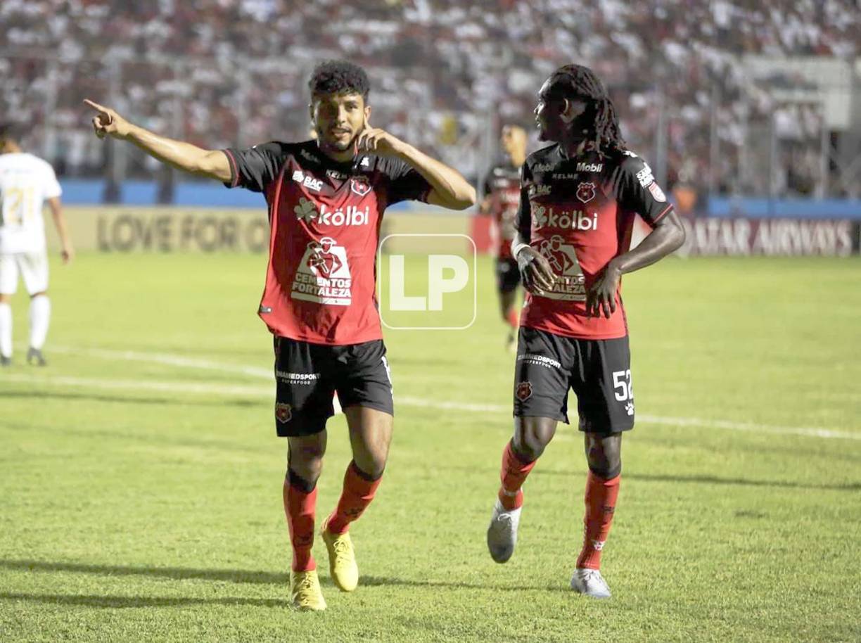 Johan Venegas celebrando el 1-1 transitorio del Alajuelense ante el Olimpia.