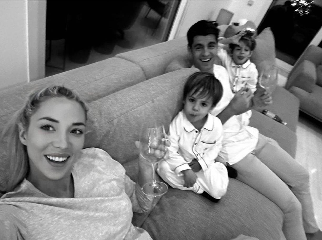 Álvaro Morata, futbolista del Atlético de Madrid, con su mujer e hijos.
