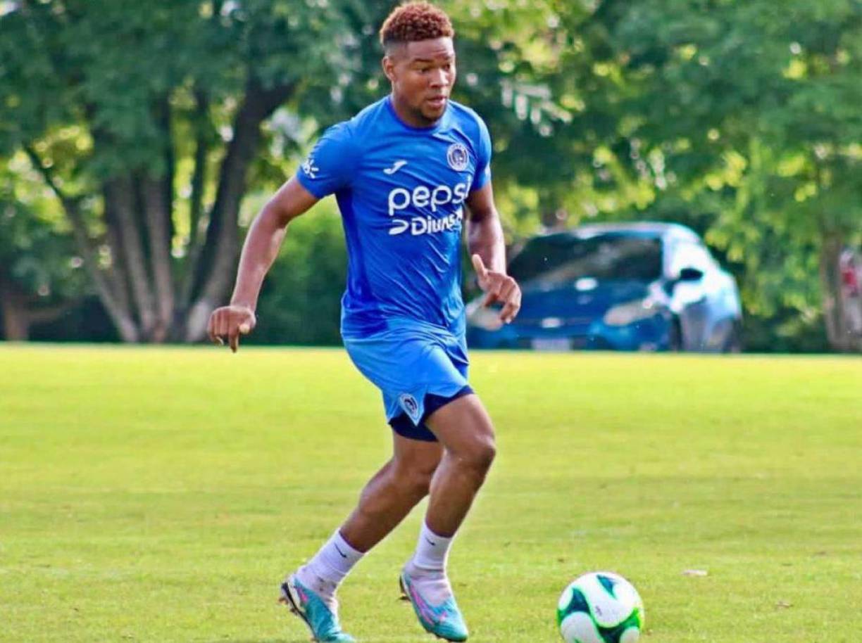 El jugador Yeison Mejía le pidió permiso a la madre de Cristel Osorio para andar con la periodista hondureña. 