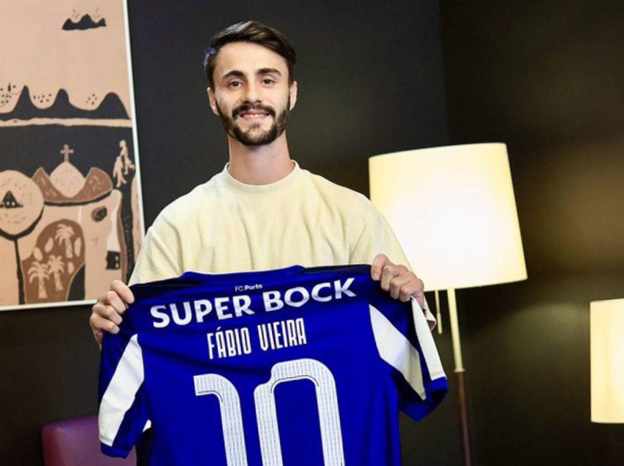 EL medio-ofensivo portugués Fábio Vieira es nuevo jugador del Porto, llega procedente del Arsenal.