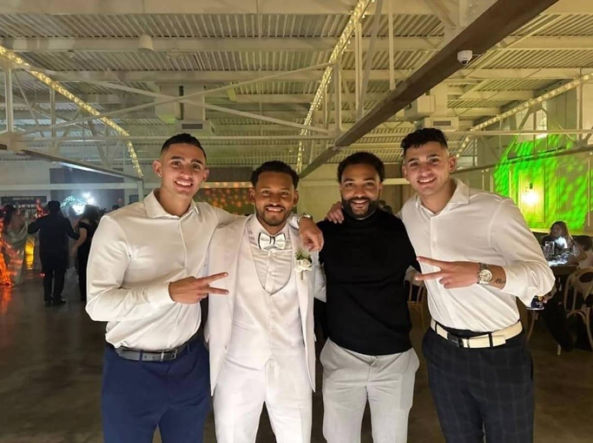 Obregón se hizo acompañar de sus amigos y así se divirtieron en un momento especial para el catracho.