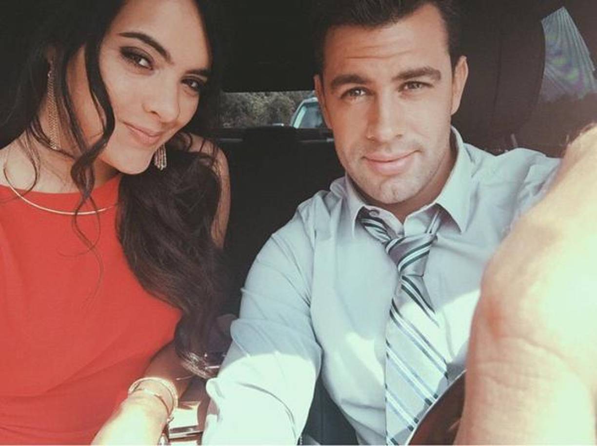 Cabe mencionar que el actor comenzó su carrera modelando y participando en varios concursos de modelaje. En el 2010 se graduó como actor en el Centro de Educación Artística de Televisa (CEA).