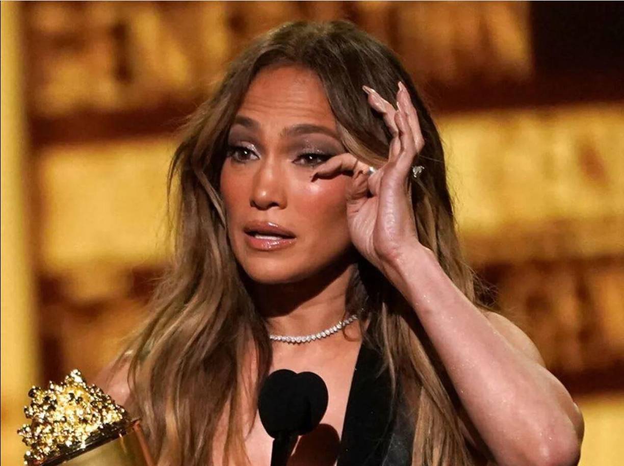 “Sentía que estaba físicamente paralizada, no me podía mover y tampoco veía con claridad. Empecé a sentir todos esos síntomas y me asusté mucho. Ese miedo me envolvía y luego me enteré de que se trataba de un clásico ataque de pánico motivado por el agotamiento. Pero en esos años no había escuchado siquiera ese término”, ha relatado en una de sus declaraciones más personales y vulnerables hasta la fecha.