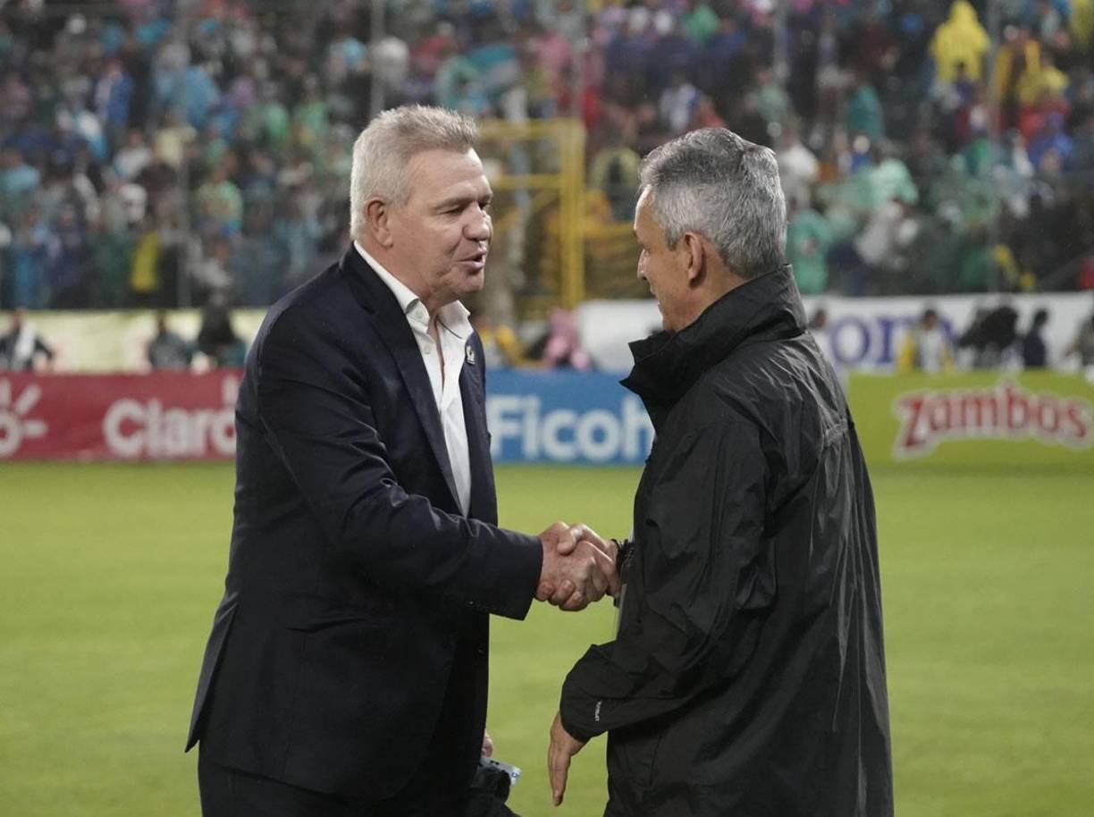 El amigable saludo de Reinaldo Rueda y Javier ‘Vasco‘ Aguirre antes del inicio del partido.