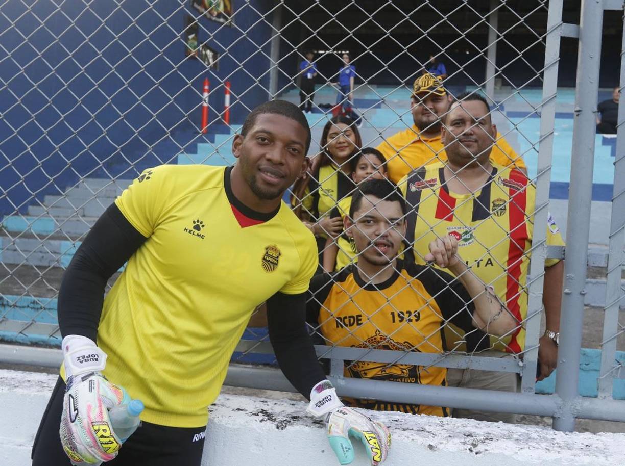 ‘Buba‘ López saludó a Bayron Barrera y posó para el lente de Diario La Prensa junto a la familia del aficionado del Real España.