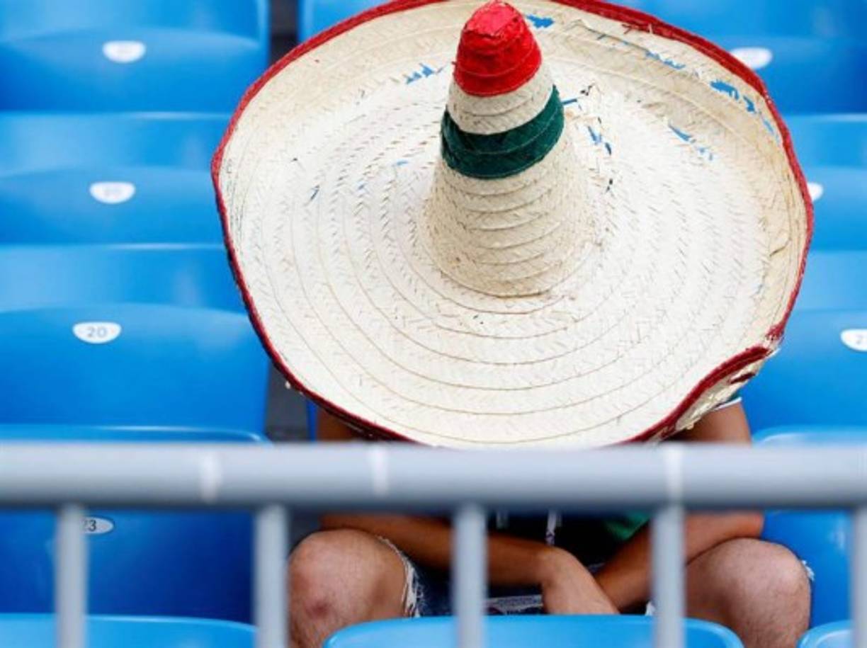El sombrero ayuda a cubrir la tristeza de este aficionado mexicano. Foto AFP