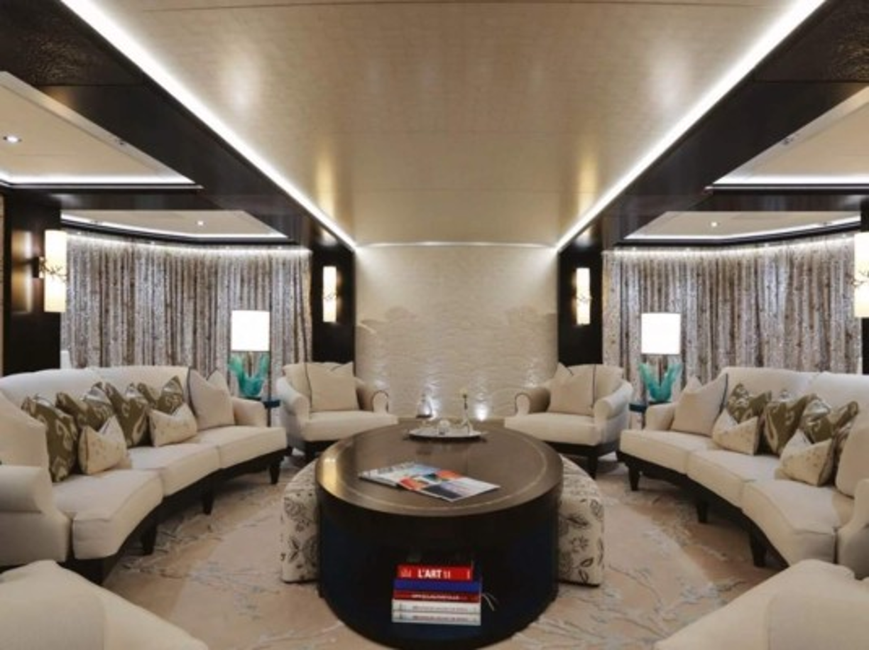 Su interior es un completo lujo, cuenta con finos acabados como muebles de alto valor.