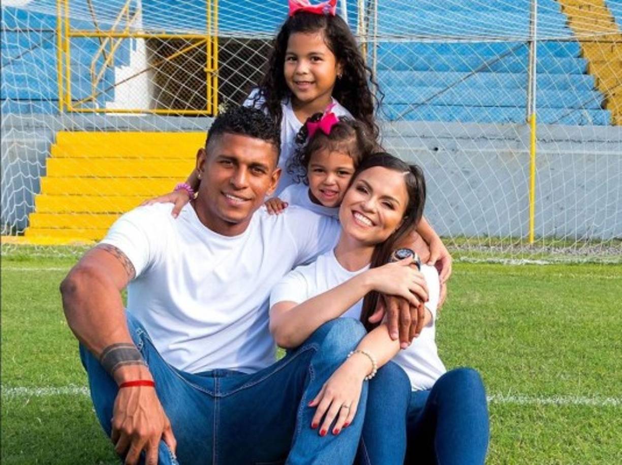 Tita Torres compartió una bella sesión de fotos junto a sus hijas y su esposo Carlo Costly.<br/><br/>'Feliz día del niño a La Luz de nuestras vidas, a quienes son la felicidad de la casa, la alegría de nuestro corazón y quienes le dan sentido a todo... Feliz día del niño princesas de papá y mamá', escribió la hondureña.