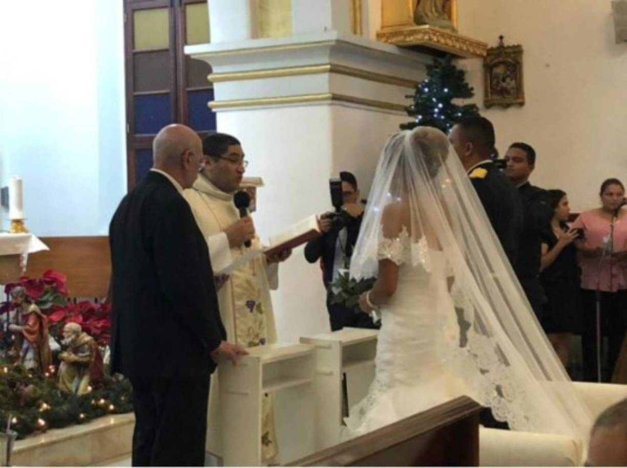 Saraí eligió un vestido que señido a su silueta y un hermoso velo largo que la hizo lucir radiante.