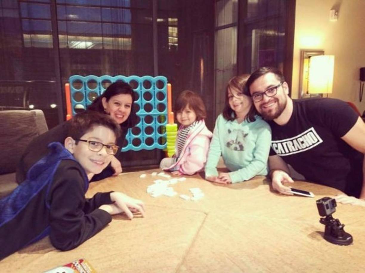 El expresentador de 'Mañanas del 5' de TVC colgó un emotivo mensaje en su cuenta de Instagram: Sol Dios sabe donde estaremos mañana, por lo pronto agradecemos sus bendiciones. <br/><br/>Kennet Melhado ha llevado una batalla fuerte con pequeña, ya que ella padece de cáncer. Todas las mejores vibras a Melhado.