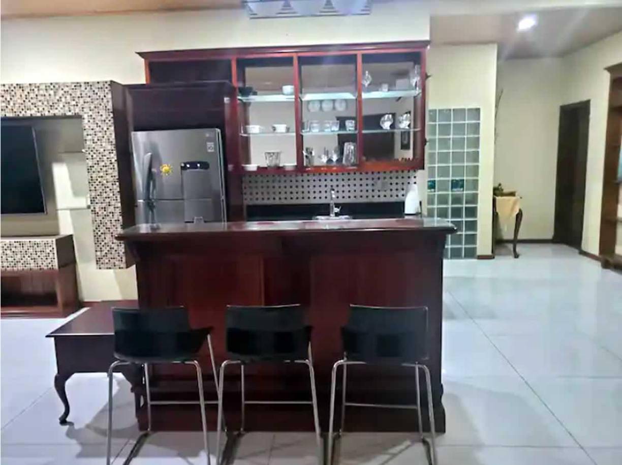 Así es el mini bar que tiene la mansión de Alberth Elis.