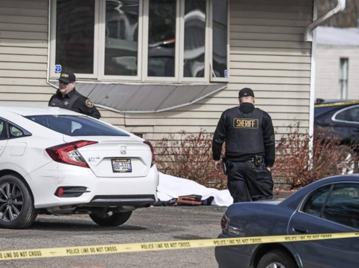 Además de las tres personas asesinadas, dos resultaron heridas durante el ataque armado. Foto EFE