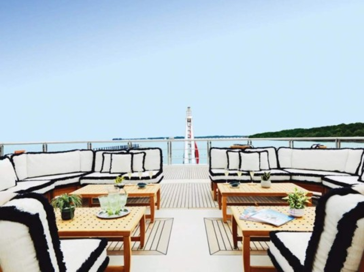 En el exterior cuenta con númerosos comedores y es una zona de relax para los ocupantes.