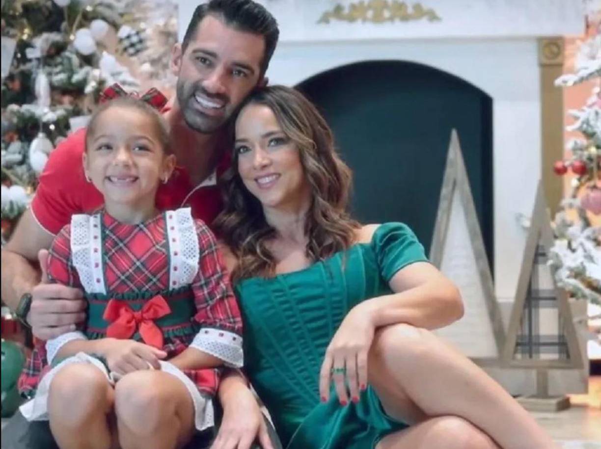 “Dentro de lo duro que fue saber que papá no iba a estar en las noches con ella –porque en el diario él siempre está– creo que le ha ido bien, la he llevado a donde una psicóloga, hemos estado en pláticas los tres con la psicóloga y como ha visto que hay una relación armoniosa y que nos ve tratarnos bien y que nos ve a los dos pendientes de ella como siempre hemos estado, entonces dentro de todo ha sido un impacto porque ha habido un cambio, pero también ha entendido que los dos la amamos y que vamos a estar para ella por siempre”, señaló.