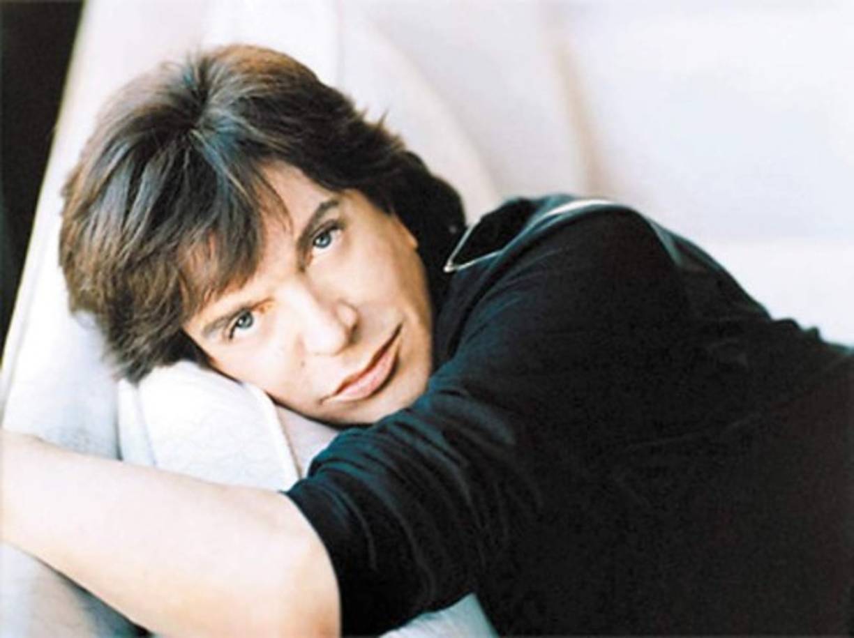 Camilo Blanes Cortés, más conocido con el nombre artístico de Camilo Sesto, nació el 16 de septiembre de 1946. Alcanzó la fama musical con 'Algo de mí' en 1972.