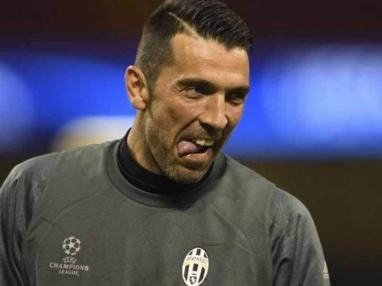 'En este momento me queda un año como jugador. Me retiro al 99.9% al final de la próxima temporada, después de la Copa del Mundo”, ha dicho Buffon por lo que se retirará del fútbol en el 2018 después del Mundial.
