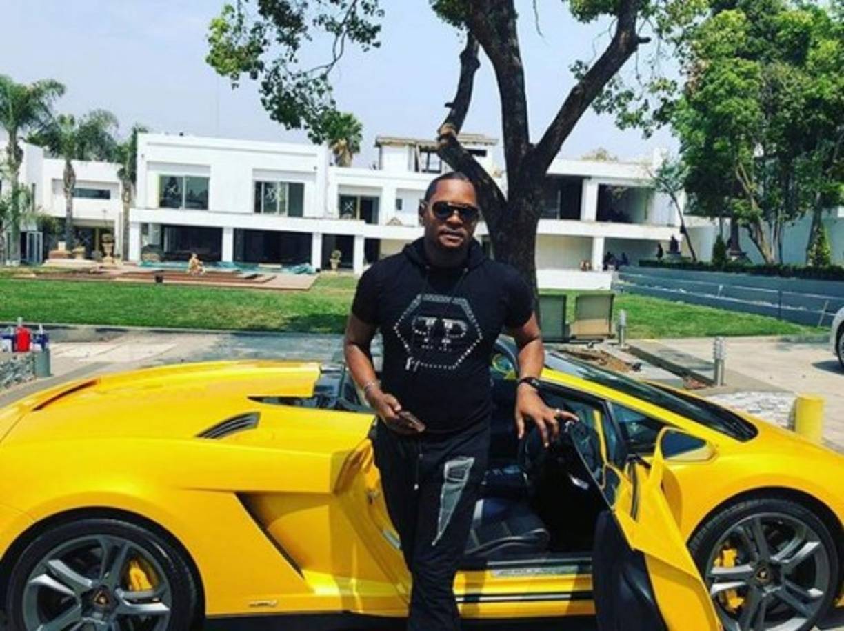 Lukau es pastor de Alleluia Ministries International y con las ofrendas que recibe se da lujosos regalos como este Famborghini amarillo.
