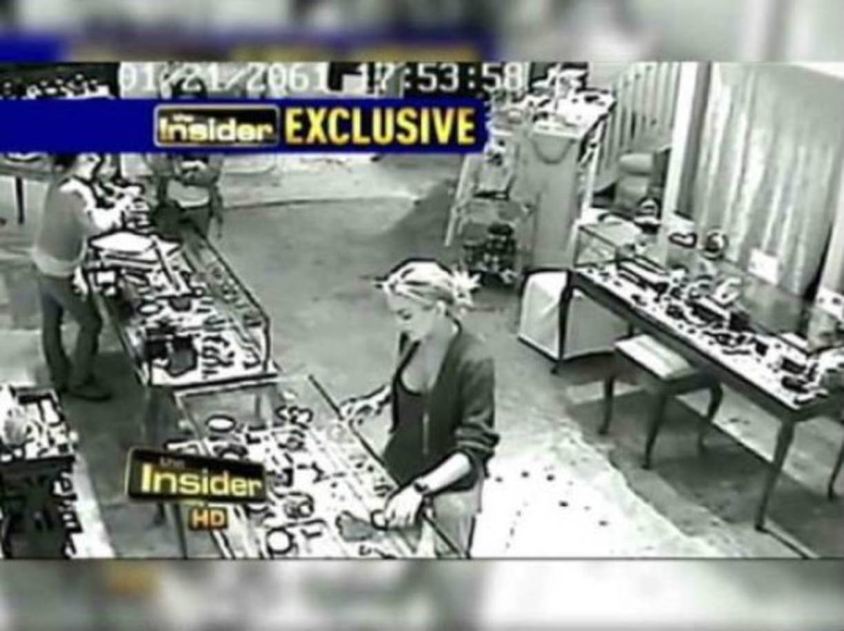 En 2011 fue acusada de robar un collar de la joyería 'Venice', de California, con un valor de 2,500 dólares.<br/><br/>Lindsay Lohan dijo en su momento que no fue un robo, que lo tomó prestado, sin embargo, fue condenada a 120 días de cárcel más varias horas de trabajo comunitario. <br/> <br/> <br/>