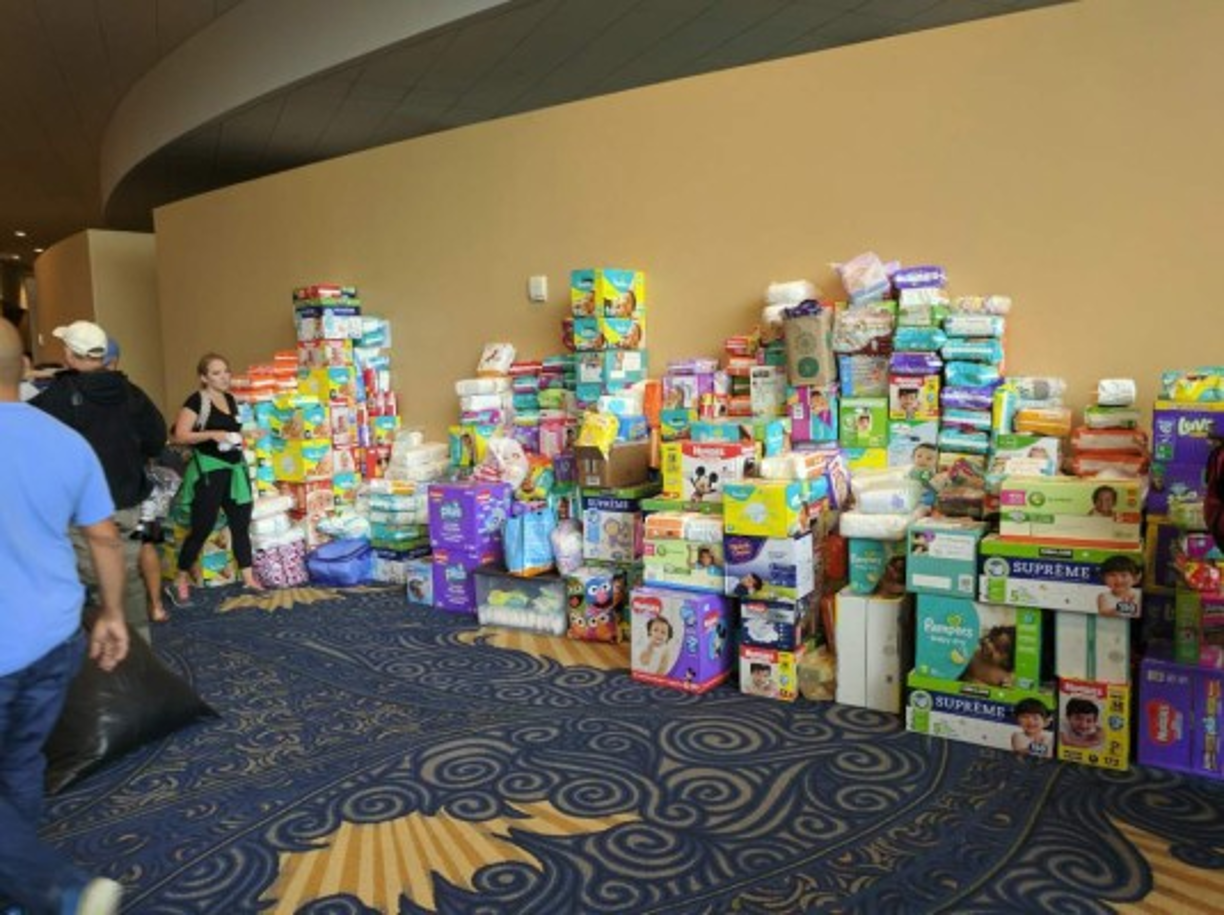 Pañales y artículos de higiene fueron apilados en uno de los pasillos de la Iglesia.