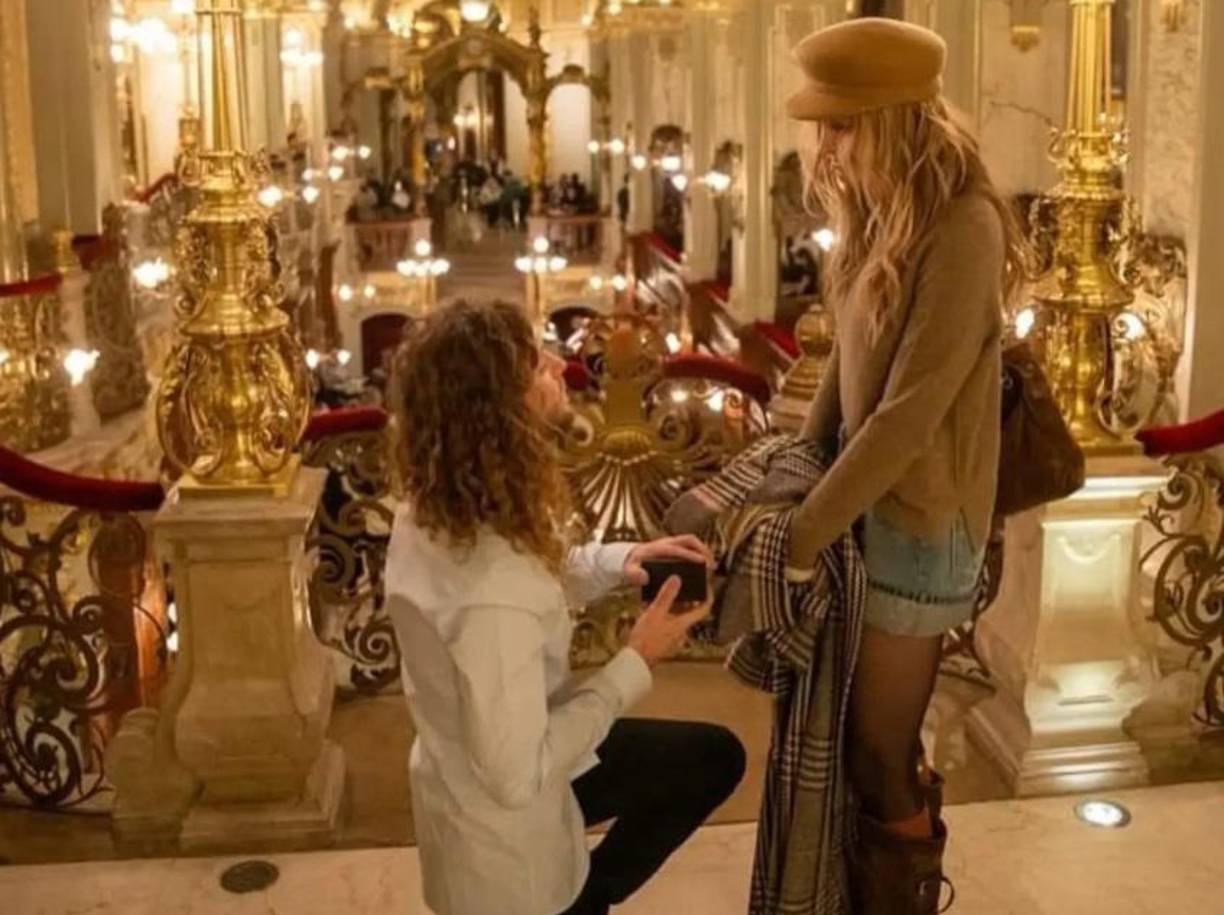 La propuesta de la pareja estuvo respaldada por un hermoso salón adornado con brillantes candelabros y paredes doradas. Paris lucía feliz mientras miraba a su futuro esposo.