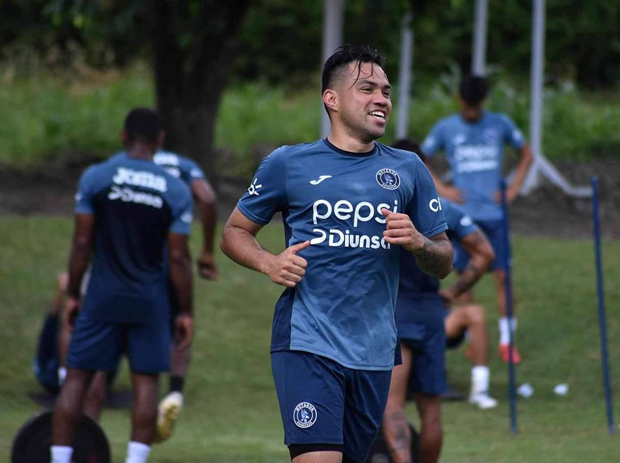 José Escalante está trabajando normal con el Motagua, pese a que en Canadá el Cavalry FC dijo que aún tiene contrato vigente con ellos. ”Desde que vino está trabajando al cien con los demás compañeros. El tema de lo contractual, Emilio Izaguirre en su momento va a hacer el comunicado sobre el impase que hubo, pero está trabajando normal con el resto, esperando que todo le salga de la mejor manera y estar listo para lo que serán los dos torneos”, dijo el asistente técnico de Ciclón, Júnior Izaguirre.